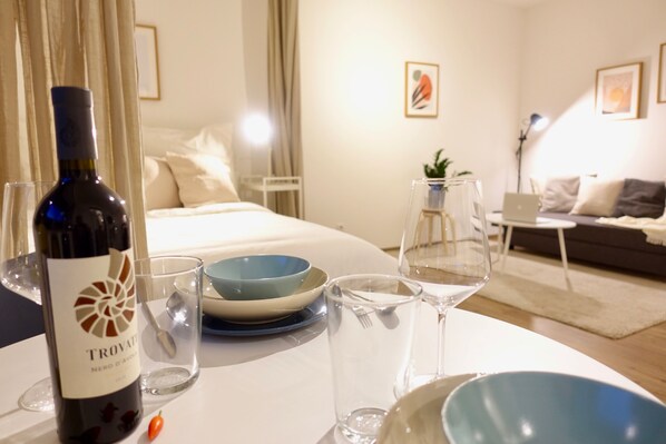 Tabla de planchar con plancha, wifi gratis, ropa de cama