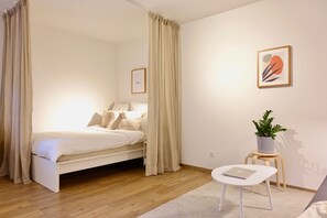 Tabla de planchar con plancha, wifi gratis, ropa de cama