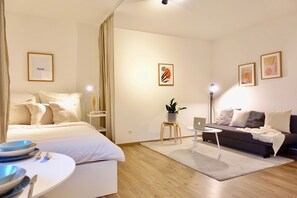 Tabla de planchar con plancha, wifi gratis, ropa de cama