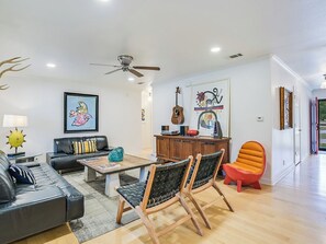 Books, music library, stereo - RanchHouze East in Round Top (Round Top)