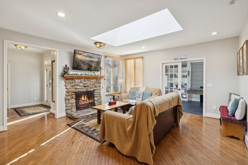 Walk to Town. 3BR Home w/ Zero Stairs. Dog Friendly