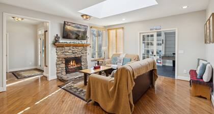 Walk to Town. 3BR Home w/ Zero Stairs. Dog Friendly