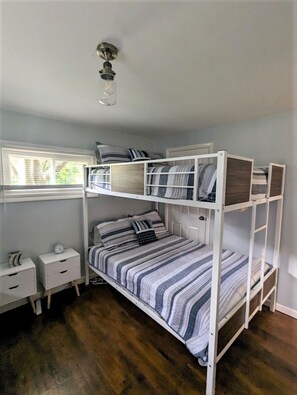 2 chambres, fer et planche à repasser, Wi-Fi gratuit, draps fournis