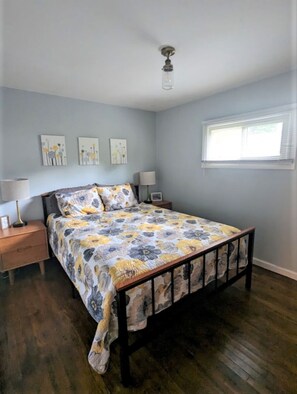 2 bedrooms, iron/ironing board, free WiFi, bed sheets