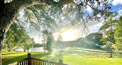 Hidden Lake View Cottage 5 miles from Disney!