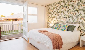 2 bedrooms, iron/ironing board, free WiFi, bed sheets - Beach House on Queen - *Pet friendly*  Water Views (Bongaree)