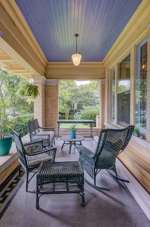 Terrace/patio. Oak Hall BnB