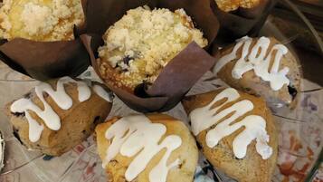 Café da manhã completo grátis todos os dias