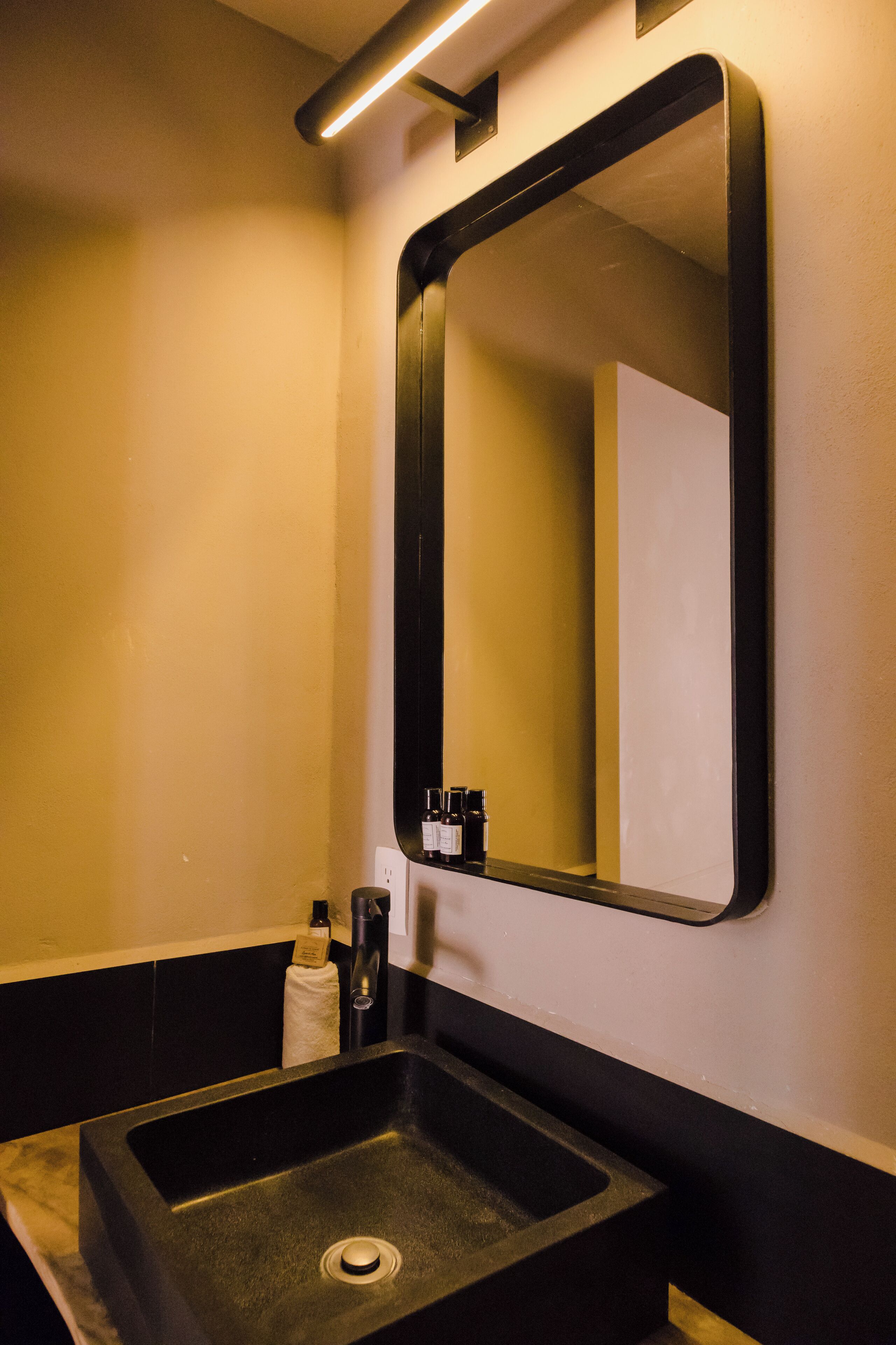 Habitación junior | Baño | Regadera y toallas 