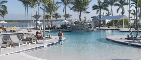 Alberca al aire libre y alberca climatizada