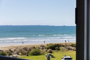 On the beach - Blue Ocean View Apartment on Marine Parade (Mount Maunganui)