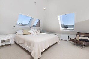 2 bedrooms, iron/ironing board, WiFi, bed sheets - Blue Ocean View Apartment on Marine Parade (Mount Maunganui)