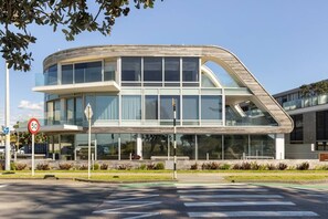 Exterior - Blue Ocean View Apartment on Marine Parade (Mount Maunganui)