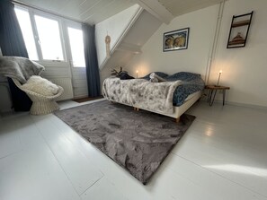 3 slaapkamers, een strijkplank/strijkijzer, reisbedje, gratis wifi