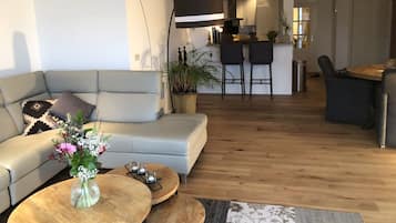 Een televisie en boeken