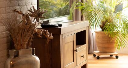 This property is a true prime location in the Green Heart with waterfront terrace