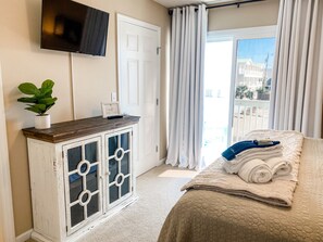 3 bedrooms, iron/ironing board, travel cot, free WiFi - Updated Mexico Beach Abode w/ Yard, Steps to Sand! (Mexico Beach)