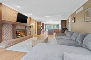 TV, fireplace, video games, DVD player - Manor on Terraview/Hot Tub/7br/ 7,200sqft (Green Bay)