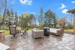 Outdoor dining - Manor on Terraview/Hot Tub/7br/ 7,200sqft (Green Bay)