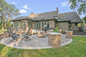 Outdoor dining - Manor on Terraview/Hot Tub/7br/ 7,200sqft (Green Bay)