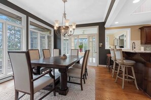 Dining - Manor on Terraview/Hot Tub/7br/ 7,200sqft (Green Bay)