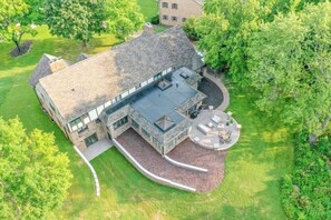 Exterior - Manor on Terraview/Hot Tub/7br/ 7,200sqft (Green Bay)