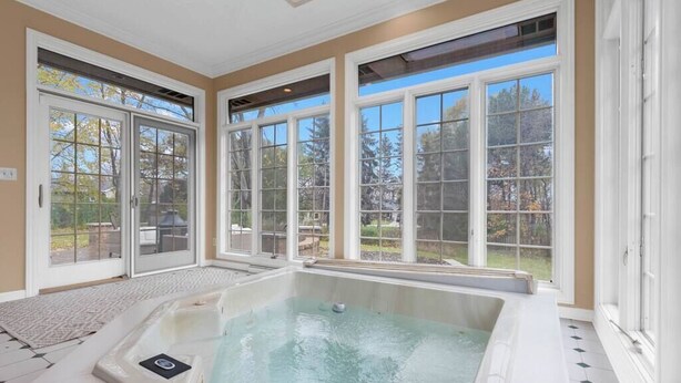 Un área de spa con hidromasaje, ventanas amplias y vistas al exterior.