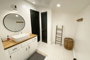 Ensemble douche/baignoire, sĂšche-cheveux, serviettes fournies, savon