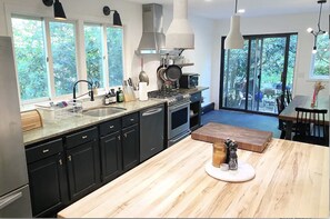 Fridge, oven, stovetop, dishwasher