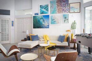 Smart-TV, fotballspill, bøker og stereoanlegg