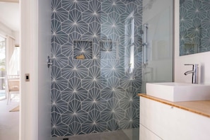 Shower, jetted tub, hair dryer, bidet - :: Villa Oasis – Elegant & Peaceful Pool Retreat in Siesta Key :: (Siesta Key)