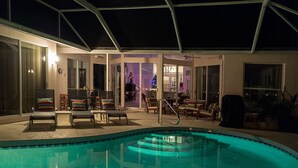 A swimming pool with lounge chairs and a covered patio area. - :: Villa Oasis – Elegant & Peaceful Pool Retreat in Siesta Key :: (Siesta Key)