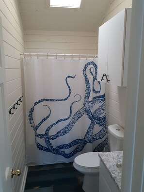 Duschwanne, Haartrockner, Handtücher, Toilettenpapier