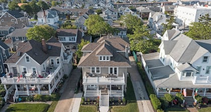 4 HOUSES to BEACH! Remodeled 2026. 4 passes, chairs, towels, umbrellas included