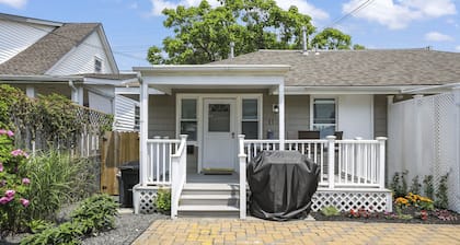 4 HOUSES to BEACH! Remodeled 2026. 4 passes, chairs, towels, umbrellas included