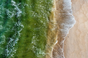 Una spiaggia nelle vicinanze, lettini da mare, teli da spiaggia