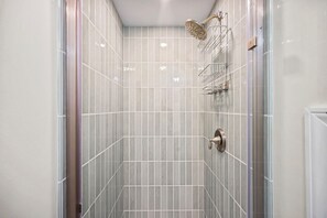Douche, serviettes fournies, savon, shampooing