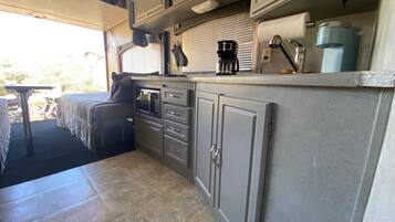 Réfrigérateur, micro-ondes, plaque de cuisson, cafetiÚre/bouilloire