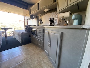 Kylskåp, mikrovågsugn, spishäll och kaffe- och tebryggare