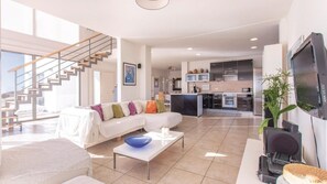 テレビ、暖炉、DVD プレーヤー、ステレオ