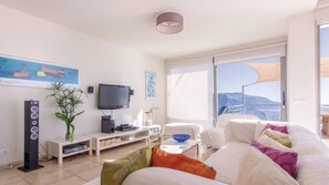 TV, peis, DVD-spiller og stereoanlegg