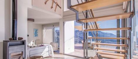 Fernseher, Kamin, DVD-Player, Stereoanlage