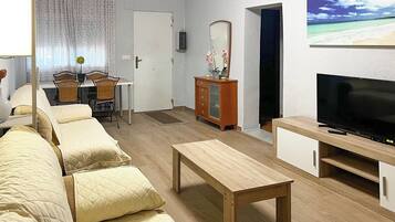 Télévision, cheminée, baby-foot, table de tennis de table