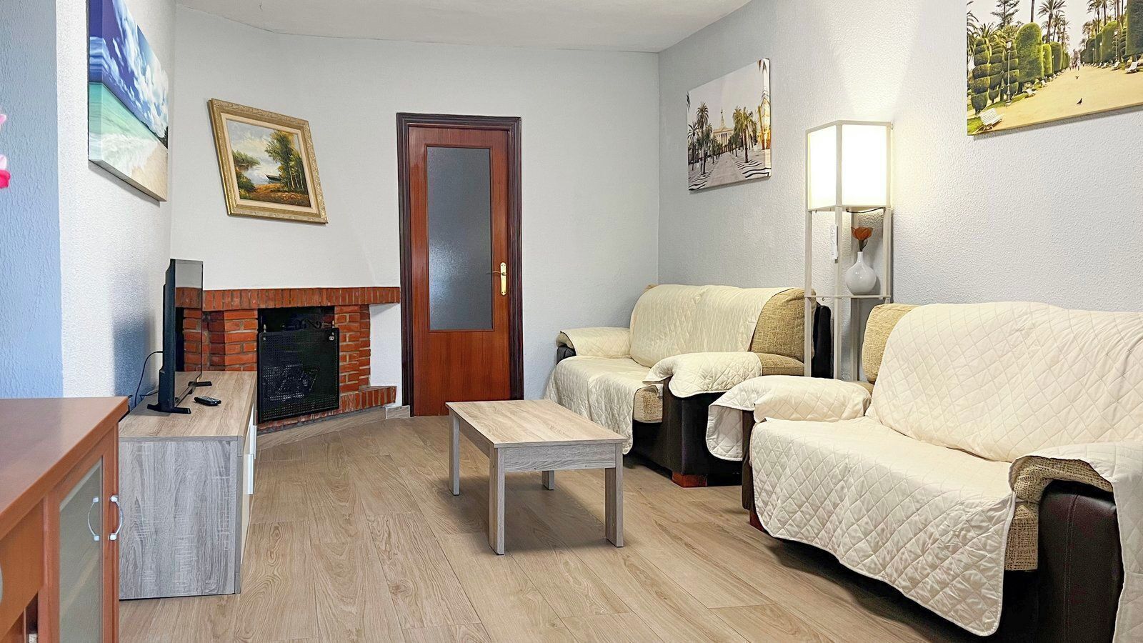 Een televisie, een open haard, tafelvoetbal en een tafeltennistafel