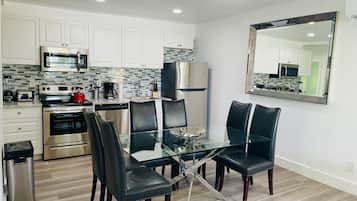 Frigorífic, microones, forn i placa de cuina