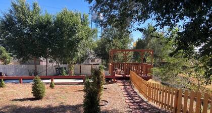 Cozy 5BR w/ Hot Tub, Gym, BBQ, Mountain Views, Near Shops & Attractions