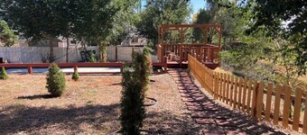 Cozy 5BR w/ Hot Tub, Gym, BBQ, Mountain Views, Near Shops & Attractions