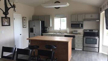 Køleskab, mikrobølgeovn, ovn, kogeplade