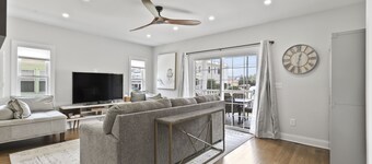 Oceanview, 4 houses from beach! 6 beach passes, chairs and umbrellas included!