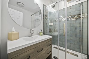 Een douche, een haardroger, handdoeken, zeep